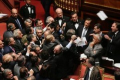 Parlamento Bloccato: Rissa in Aula video