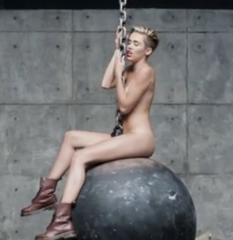 Video Wreking ball Miley Cyrus svestita sopra una palla